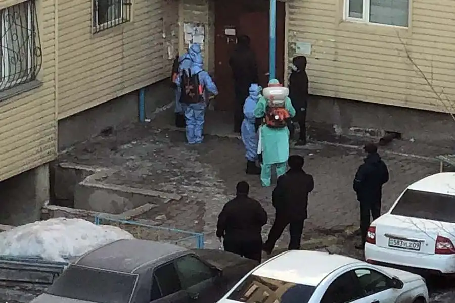 «Дважды в день»: что пообещали власти жителям заблокированного подъезда в Караганде 