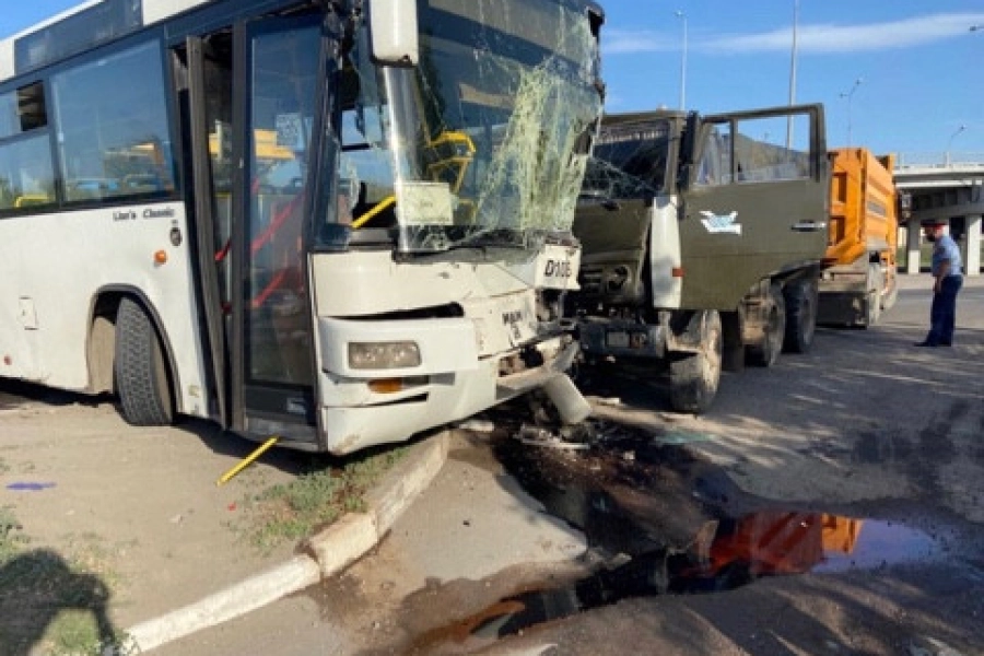 В Нур-Султане "КамАЗ" врезался в автобус: 13 пассажиров госпитализированы 