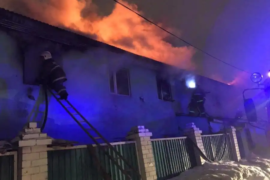 В Нур-Султане 26 пожарных тушили пожар в общежитии, жертв нет 