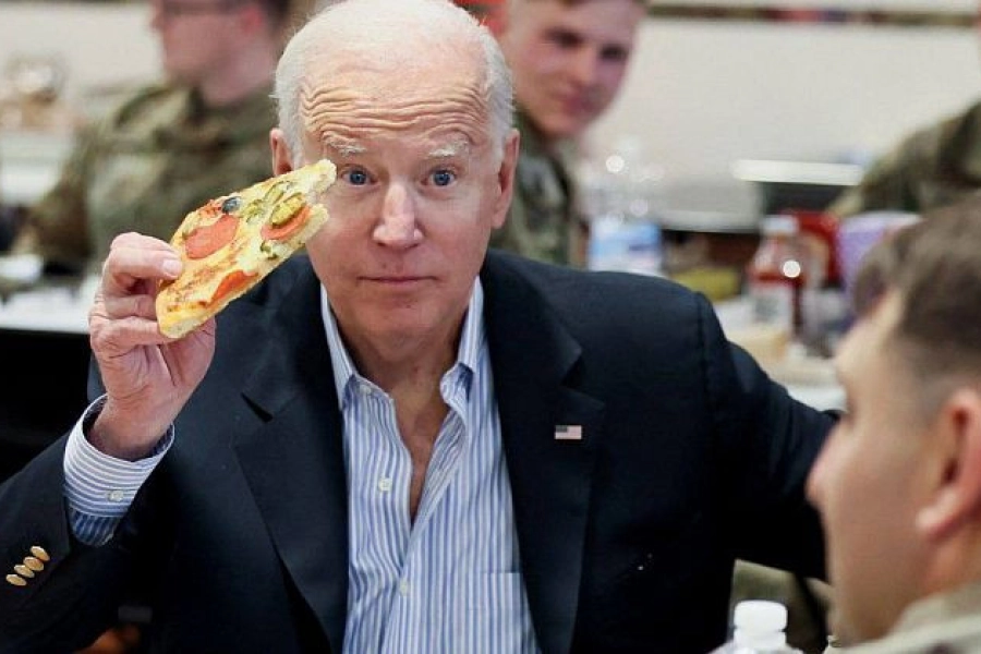 Байден поел пиццу с американскими солдатами в Польше 