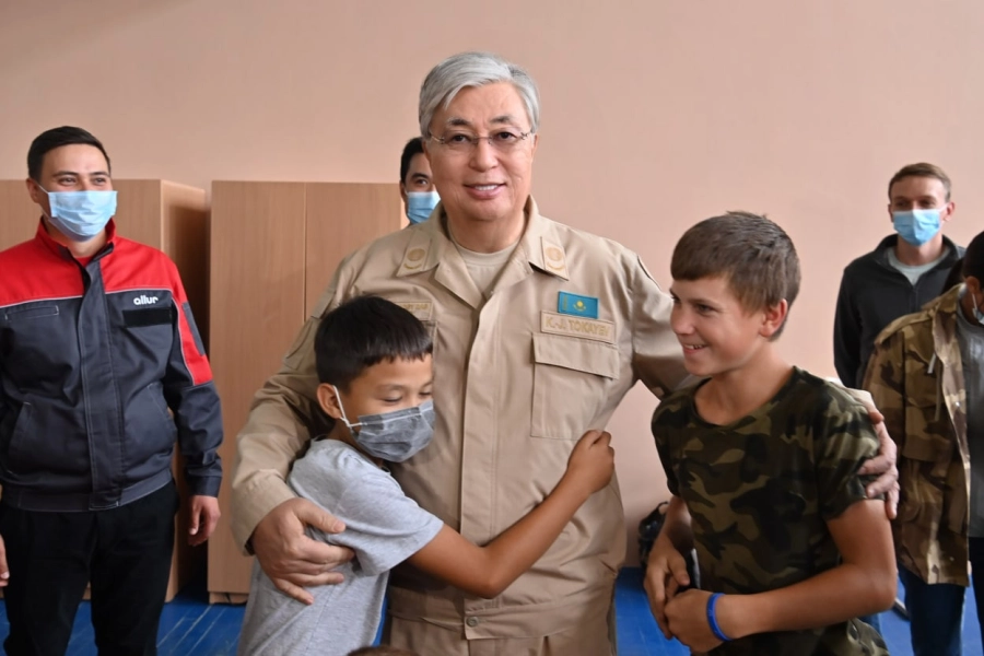 Касым-Жомарт Токаев встретился с пострадавшими от пожаров в Костанайской области - фото 
