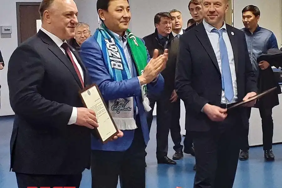 Аким Нур-Султана поздравил игроков "Барыса" в раздевалке 