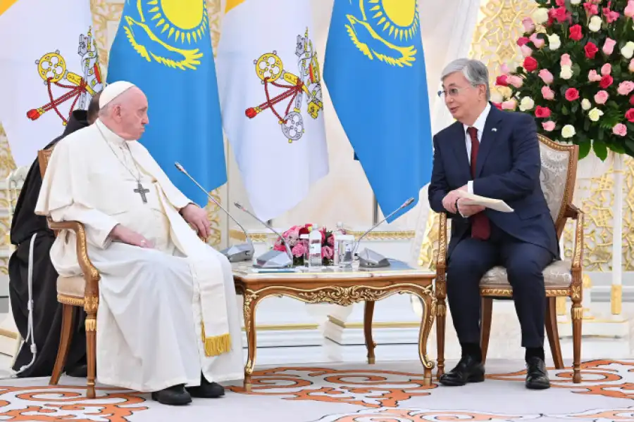Президент Казахстана и Папа Римский совершили совместную прогулку 