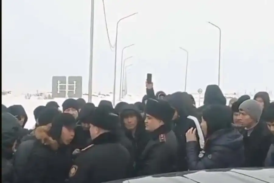 Водители устроили спор с полицией под Балхашом - видео 