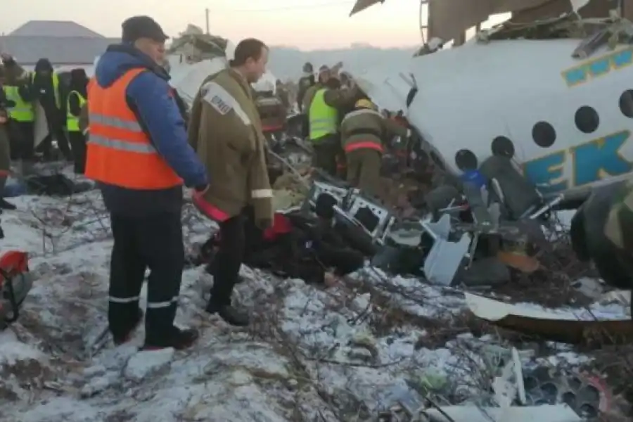 "Он отлетал только половину своего ресурса" - вице-премьер о крушении самолета под Алматы 