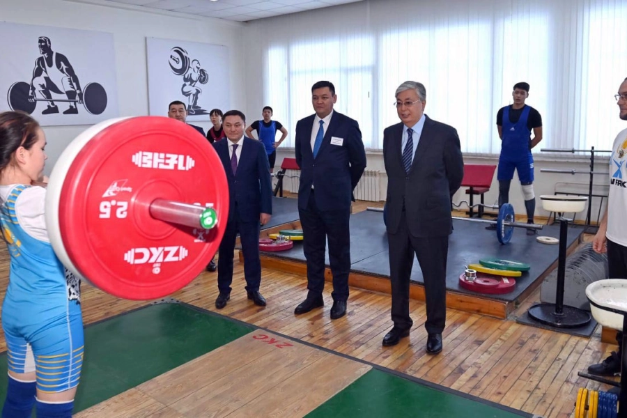 Глава государства проверил силу удара чемпионки мира по боксу - видео 