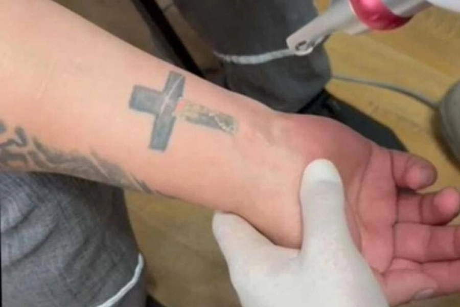 Заключенным в Аршалы выводят криминальные тату 