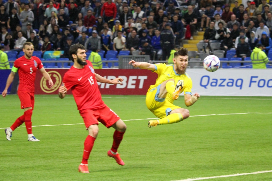 Шикарный удар Аймбетова в матче с Азербайджаном обсуждает весь футбольный мир  