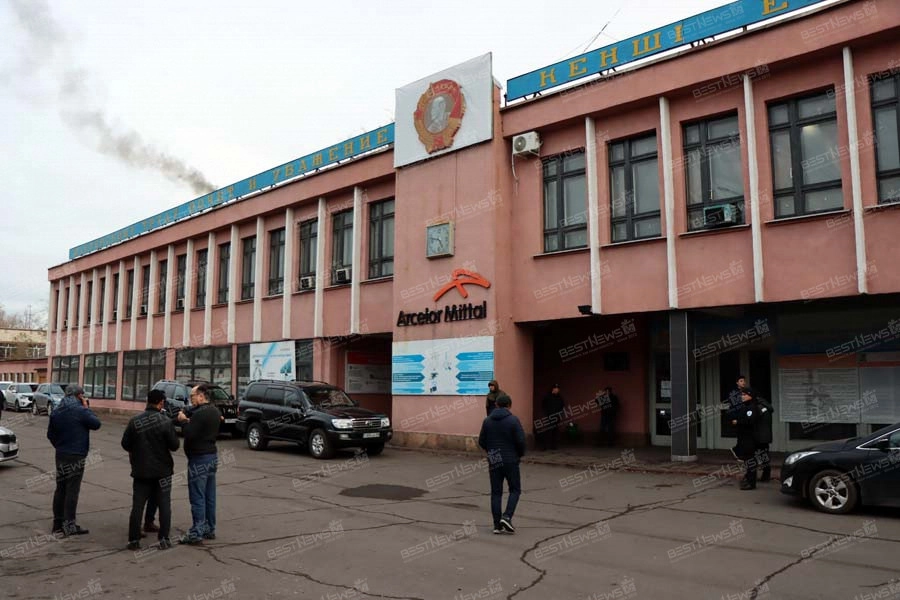На шахте Казахстанская продолжается пожар, на шахте Костенко работает спецкомиссия – аким Булекпаев 