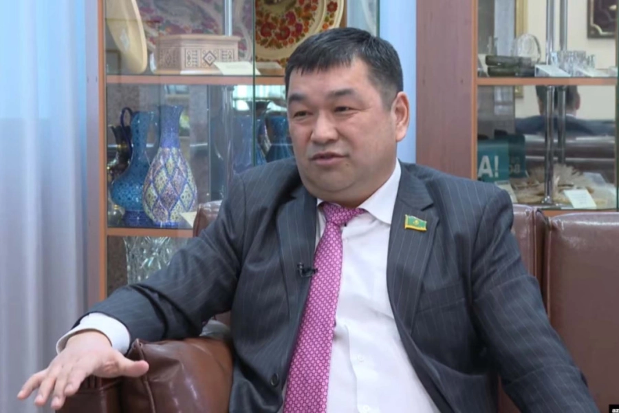 «Ак жол» исключил из партии депутата Азамата Абильдаева за скандальное интервью о ситуации в Украине 