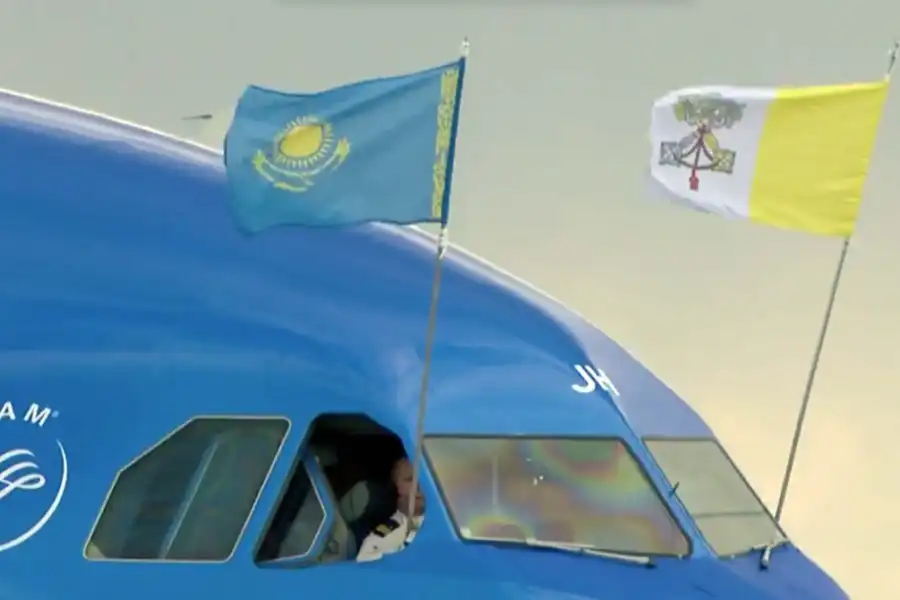 Самолет с Папой Римским Франциском приземлился  в Нур-Султане 