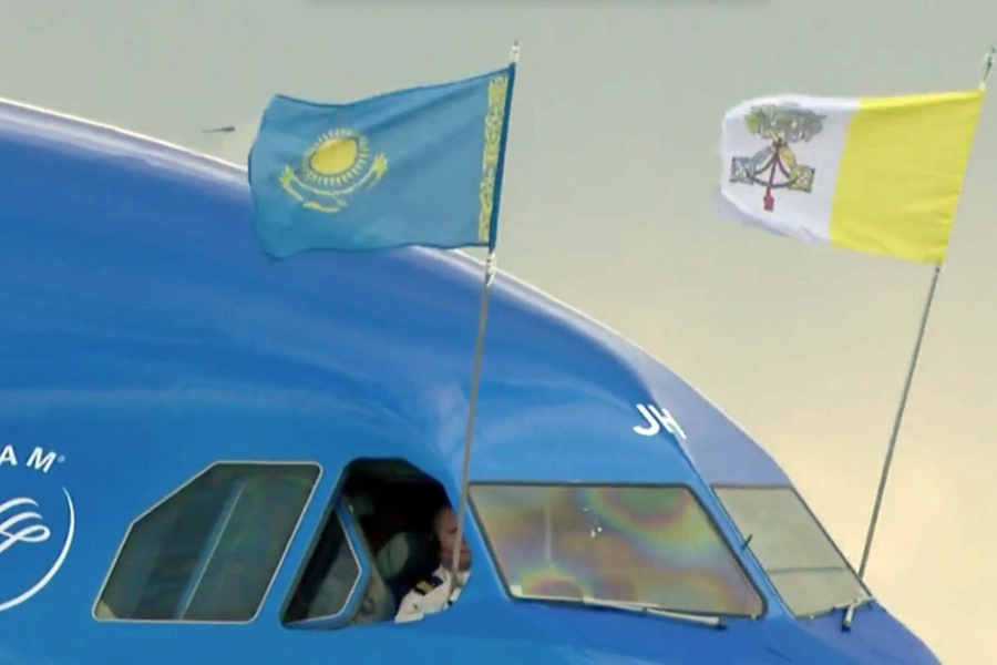Самолет с Папой Римским Франциском приземлился  в Нур-Султане 