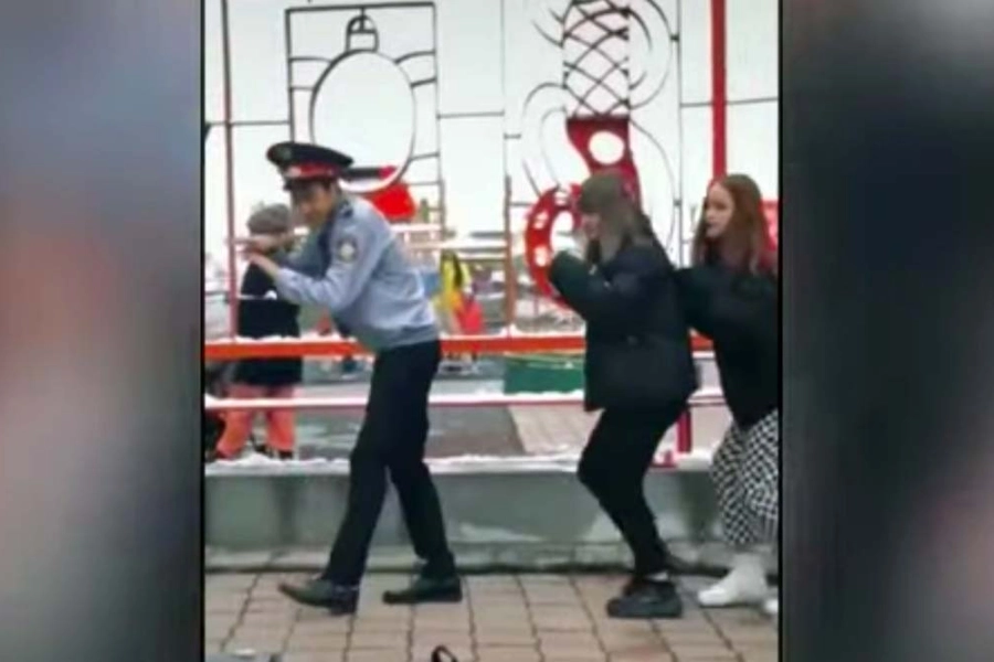 «Не рекомендую повторять»: блогер объяснил танцы в форме полицейского в Алматы 