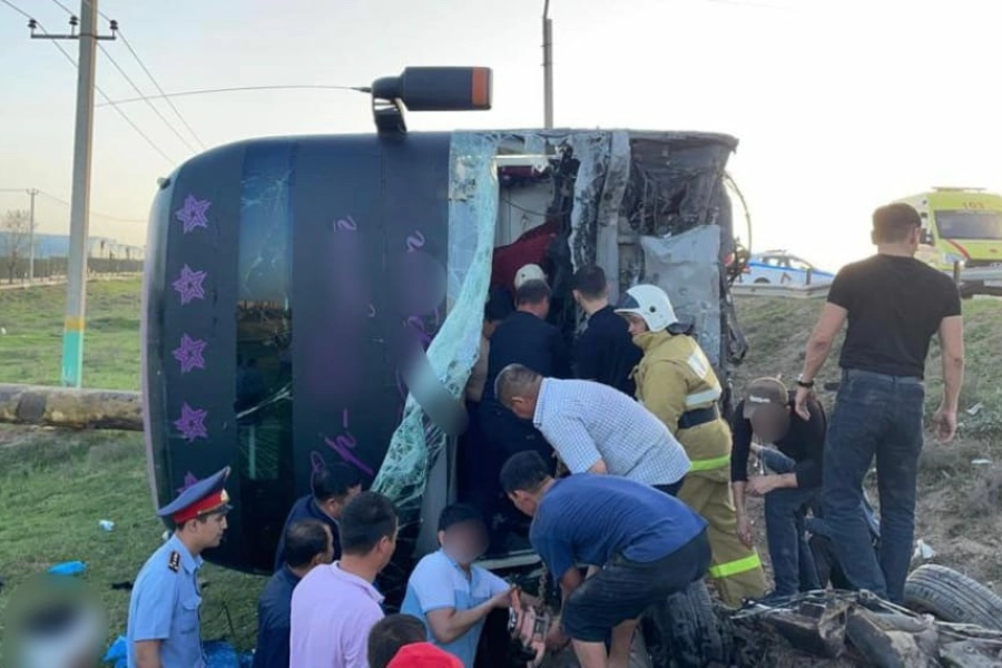 В Туркестанской области «Audi 100» столкнулась с автобусом: трое погибли, четверо ранены - видео 