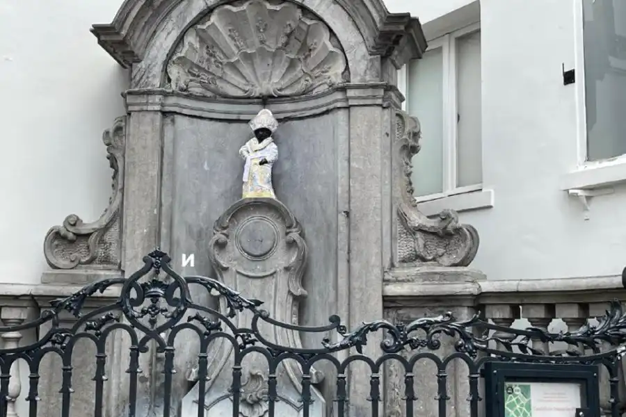 На «писающего» мальчика в Брюсселе одели шапан и қалпақ – фото 