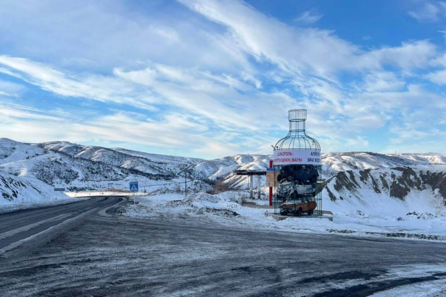 На автодороге в ВКО установили гигантскую бутылку 