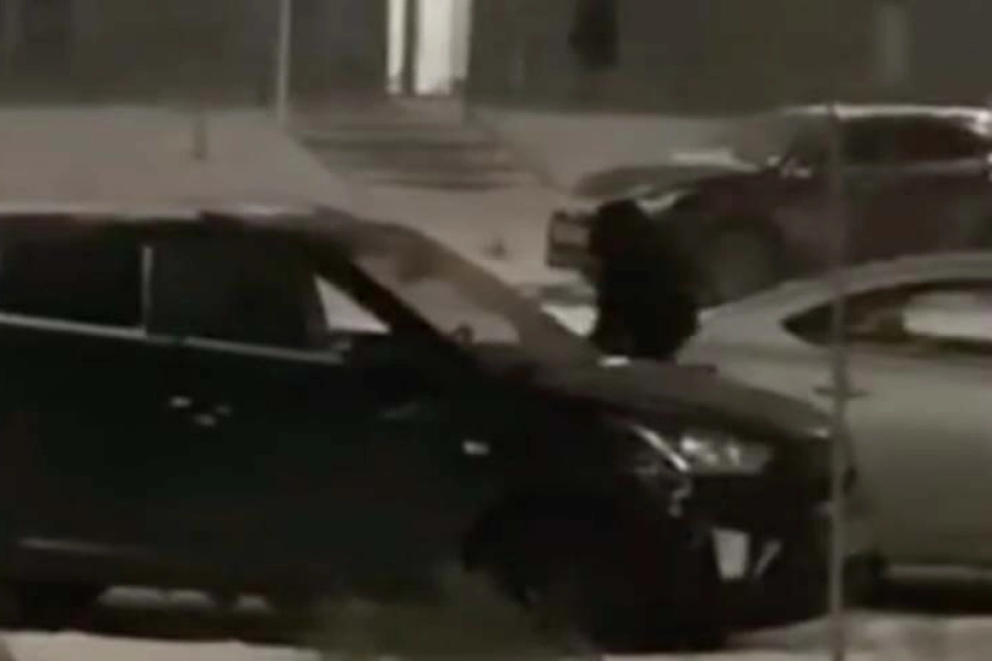 Видео: неадекватный мужчина распинал чужие авто в Нур-Султане 