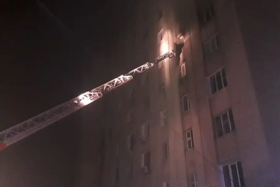Из-за пожара в Уральске эвакуировали 119 жильцов общежития 