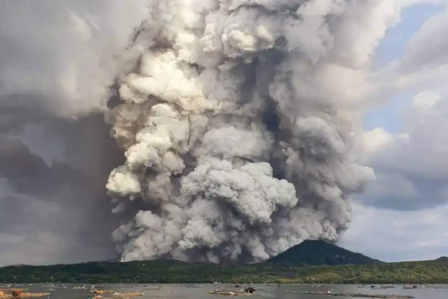 Извержение вулкана на Филиппинах: два казахстанца попросили помощи у МИД 