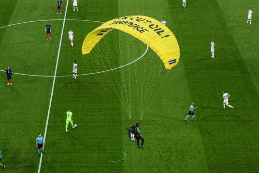 Парашютист приземлился прямо на поле во время матча EURO2020 