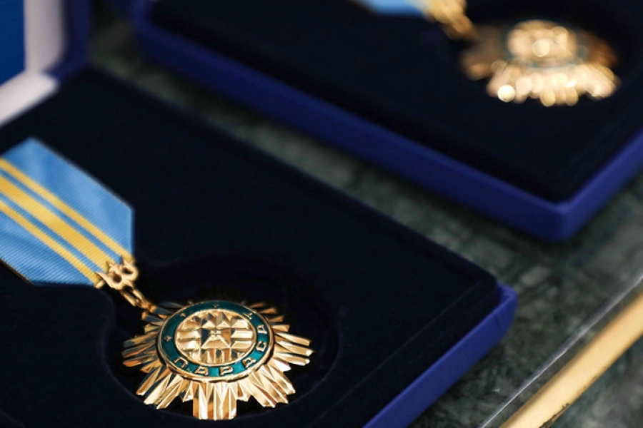Президент Казахстана наградил группу казахстанцев орденами и медалями 