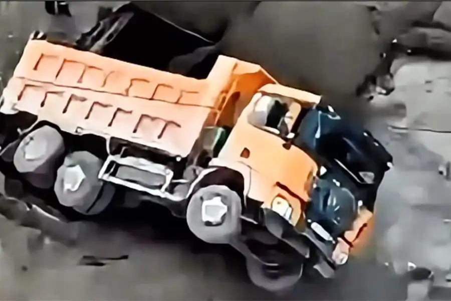 В Семее грузовик упал в дыру после обвала асфальта 