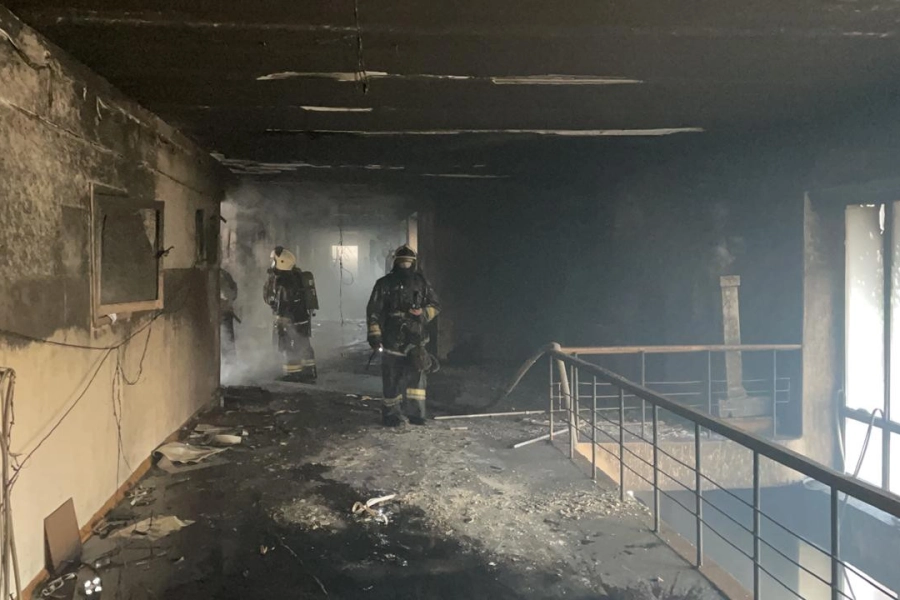 Более 50 пожарных тушили пожар в здании вуза в Семее 