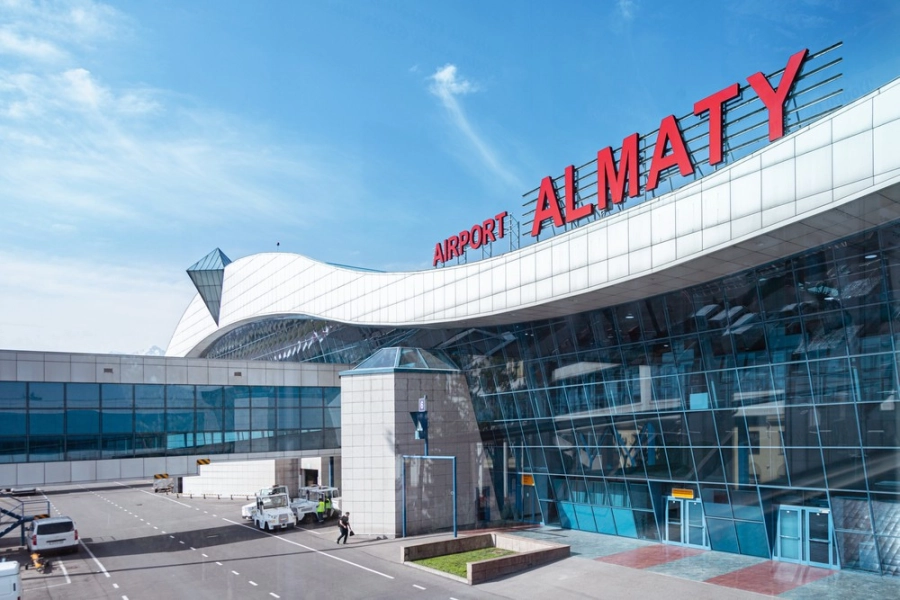 В аэропорту Алматы ищут бомбу - полиция 