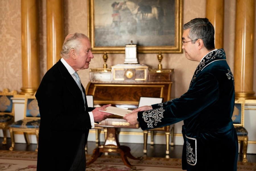 Посол Казахстана надел чапан на приём к Королю Чарльзу III – фото 