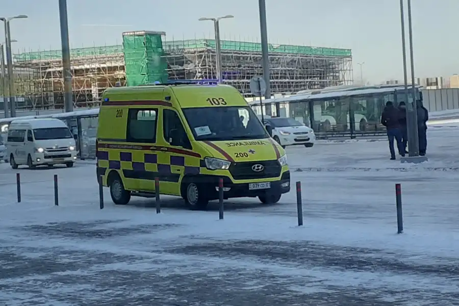 Крушение самолета: у аэропорта имени Нурсултана Назарбаева дежурят кареты "скорой помощи" 