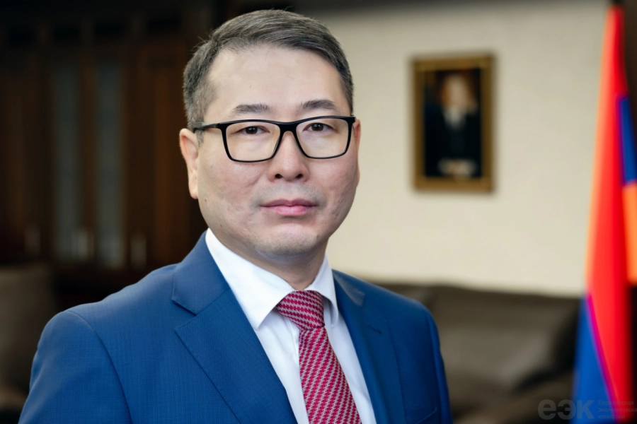 "Две лепешки, мясо": министр торговли Казахстана купил на рынке продукты и рассказал о покупках 