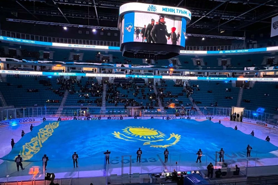 В Астане 30 волонтеров развернули гигантский Флаг Казахстана на льду - фото, видео 