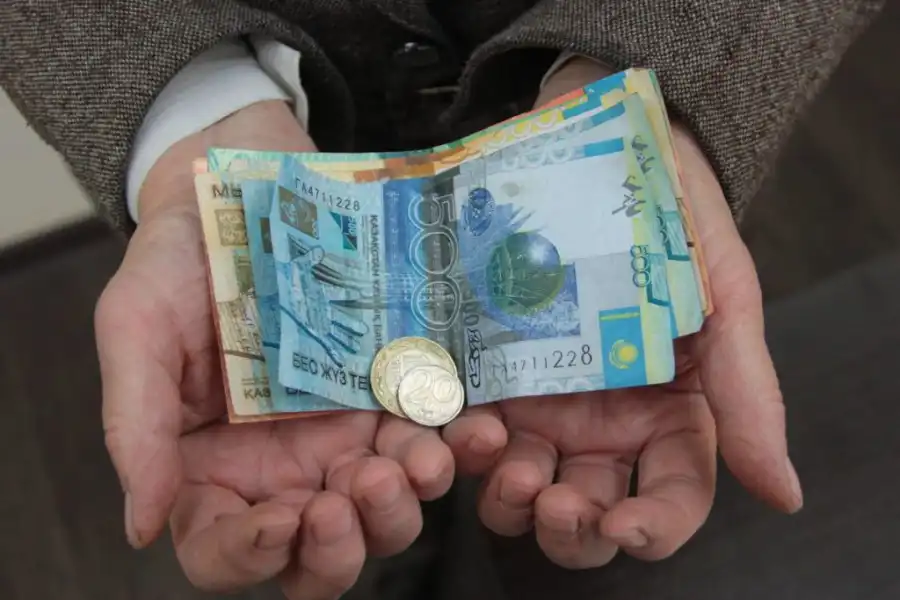 "Зачем назначать, если всё равно отказываете?": казахстанцы троллят и критикуют назначение 42500 тенге 