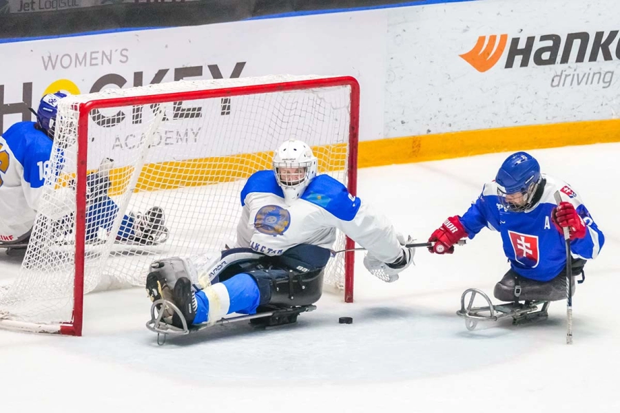 Сборные Казахстана и Словакии сыграли в следж-хоккей на «Барыс-Арене»  