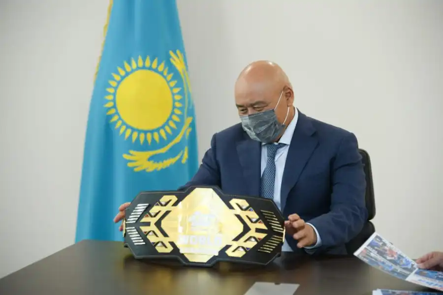 В Туркестане откроют бокс-клуб, Бибосынов показал Шукееву свой трофей - фото 