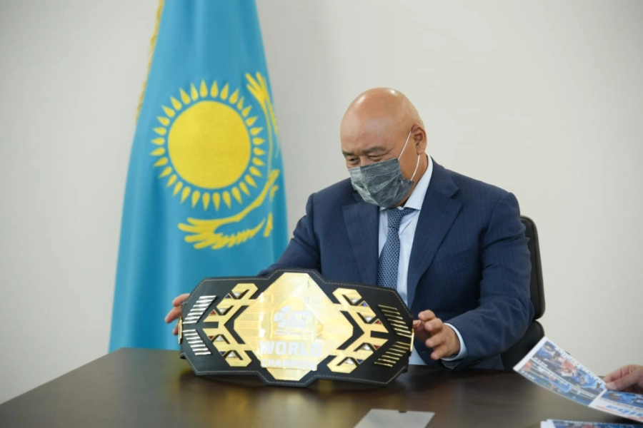 В Туркестане откроют бокс-клуб, Бибосынов показал Шукееву свой трофей - фото 
