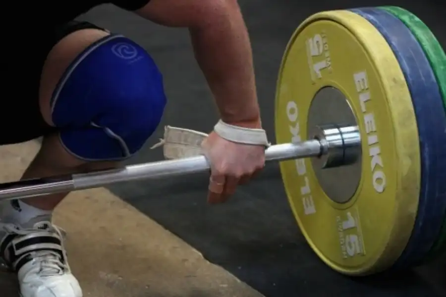 Федерация тяжелой атлетики Казахстана дисквалифицировала трех тренеров 