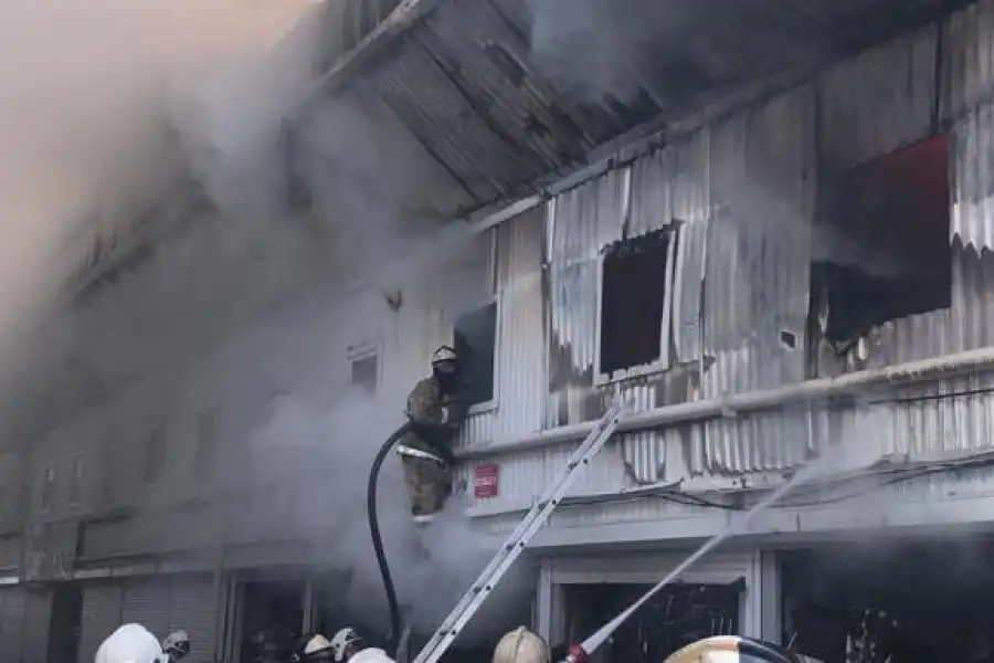 В Алматы на рынке горели контейнеры с автозапчастями 