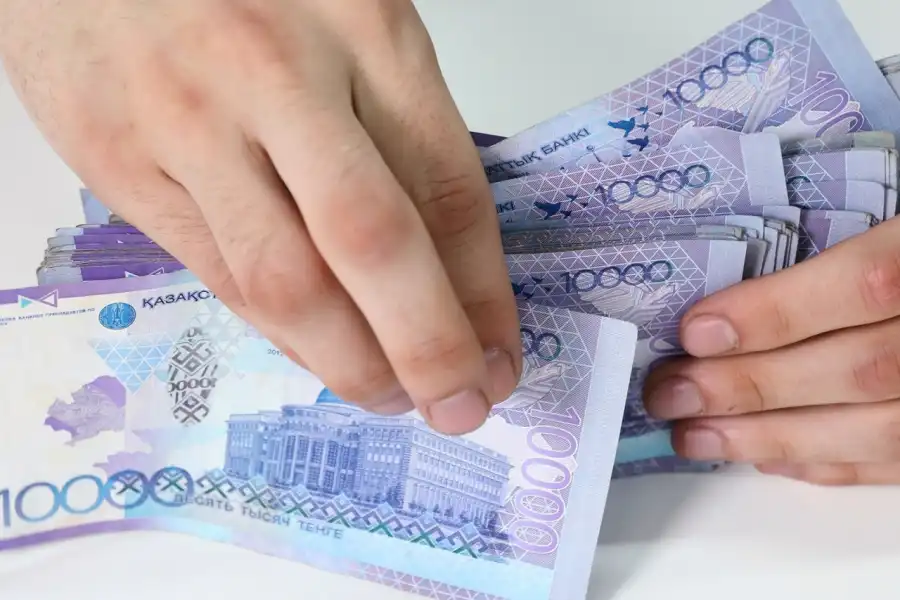 Безналичные переводы казахстанцев: Токаев дал поручения 