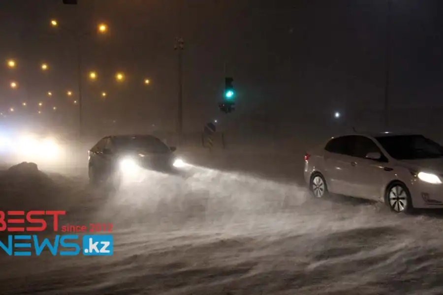 Снежный шторм и метель не напугали водителей в Нур-Султане 