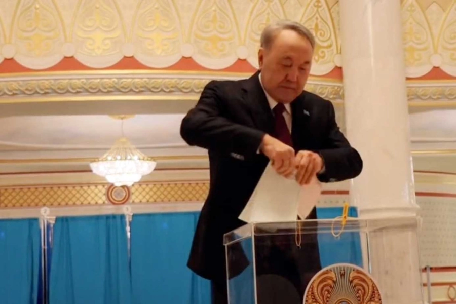 Нурсултана Назарбаева встретили аплодисментами на избирательном участке - видео 