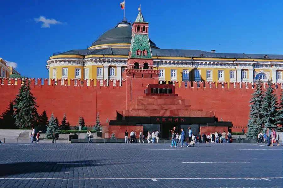 Путин о теле Ленина в Мавзолее: "Не надо трогать" 