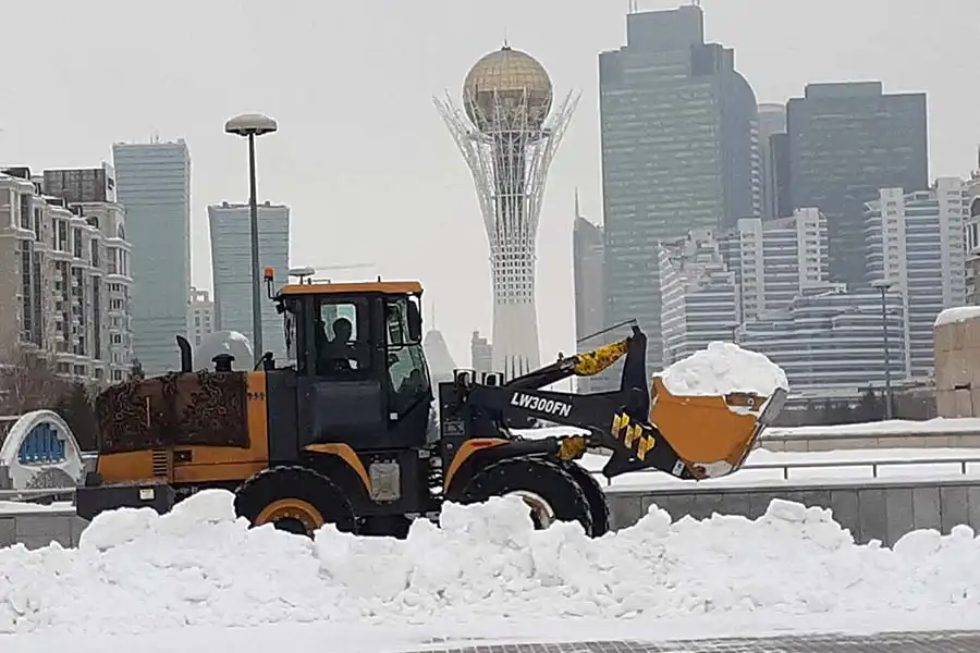 Как в Нур-Султане контролируют водителей, вывозящих снег из города 