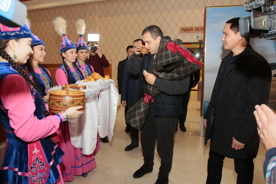 Президента AIBA встретили в Нур-Султане бауырсаками и кумысом 