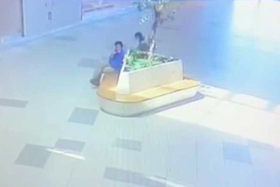 Не зевай: в Нур-Султане у мужчины украли пакет с покупкой, когда он говорил по телефону 