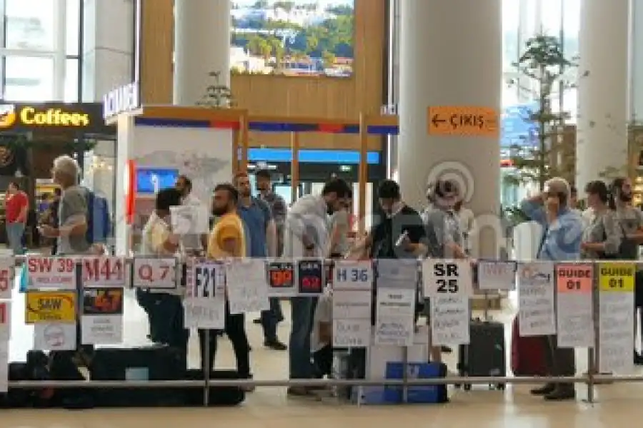 В аэропорту Стамбула запретили с табличками встречать туристов 