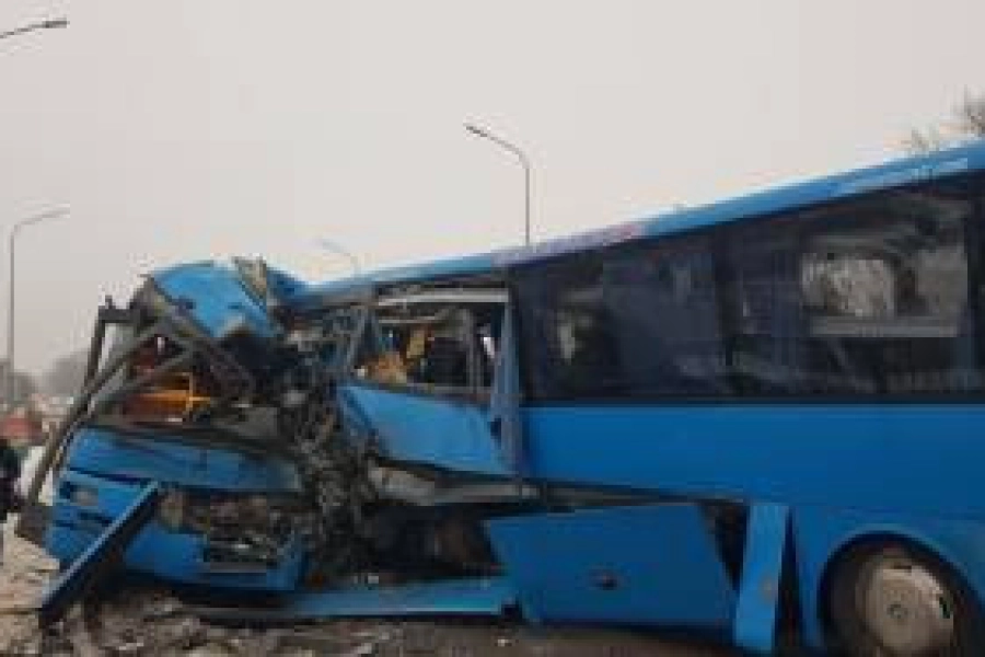 В Караганде после столкновения двух автобусов погиб водитель 