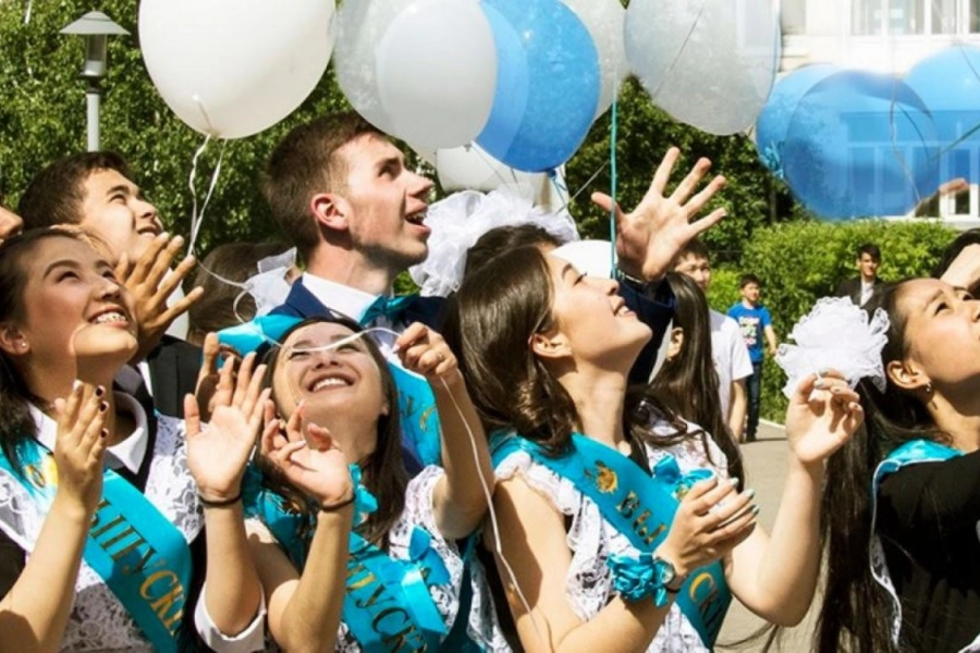 В Мажилисе предложили перенести последний звонок в школах Казахстана на другой день 