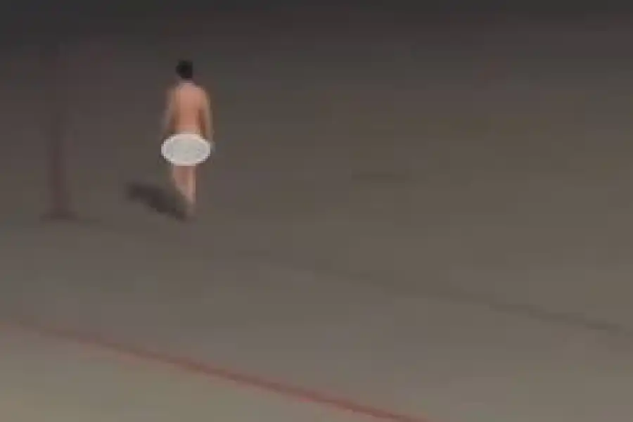 Тройной штраф получил мужчина, бегавший нагишом по взлетно-посадочной полосе в аэропорту Алматы 