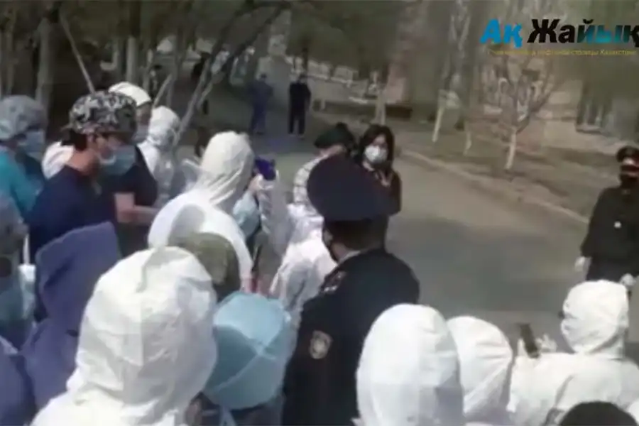 В Атырау полиция увезла журналистов прямо во время интервью с медиками 